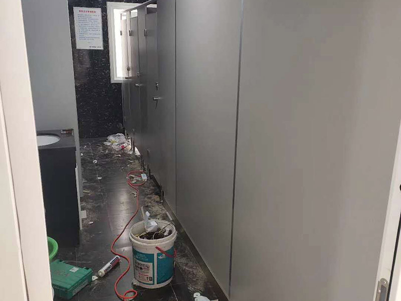 衛(wèi)生間隔斷安裝：在墻壁上找到合適的位置畫(huà)出固定片的中心線，看固定板上有幾個(gè)固定用的螺絲孔，然后在墻壁中心線上對(duì)應(yīng)的打上幾個(gè)孔，把塑膠賽套放入孔內(nèi)，接下來(lái)就是用膨脹絲把固定板固定在墻上。固定板和底座的作用就是用來(lái)固定隔間板的，把隔間板放在調(diào)整底座上，然后調(diào)整底座高低使隔間板緊貼墻壁上的固定板，然后再微調(diào)底座高低使隔間板距地面有一定距離，大約15厘米就好，然后用水平尺確定水平，等一切都調(diào)整好后，用螺絲把隔間板固定在固定板和調(diào)整底座上。