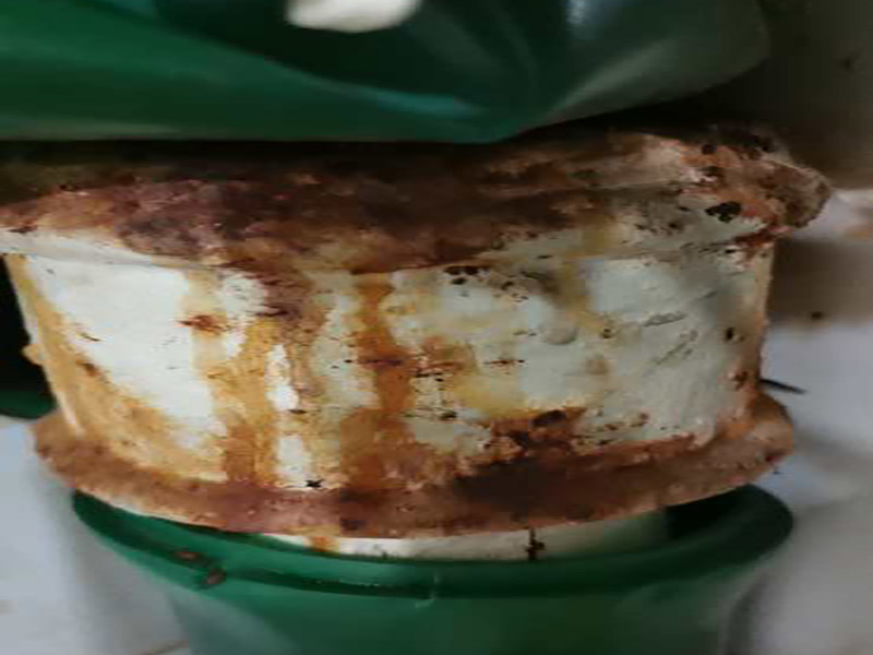 管道生銹漏水維修：1.如果是直徑2厘米的鐵水管漏水但是鐵水管上面沒有繡制，只是有部分的位置破dao壞了，首先我們先把水管的總閥關閉，然后更換該位置的鐵水管，然后切斷該位置的水管，接著我們用切絲用的器械切絲扣，最后接上鏈接頭就可以了。 2.如果直徑2厘米的鐵水管漏水是因為水管全部被銹蝕所致的。那么我們可以先把水管的總閥關閉，然后把該段水管全部換掉兩頭套上螺絲的扣擰上就可以了。 3.如果是直徑20厘米的鐵水管漏水了是因為鏈接頭出現了問題那么把連接頭部分換掉就可以。如果是因為管子自身出現了漏水，那么只有磨去原管子自身的繡制，然后采用焊接的方法修補就可以了。