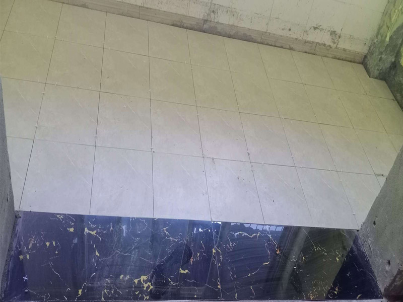 地磚鋪貼維修：鋪貼前，先將所鋪平面表面的塵土、雜物等徹底清掃干凈，平面不能有空鼓、開裂和起砂等現象，如果存在這些現象，要先進行修復處理，在鋪設瓷磚。鋪設墻磚施工前，要先在墻體四周彈出標高控制線。鋪設地磚施工前，要先在地面彈出十字線，從而控制地磚分隔尺寸。瓷磚的鋪貼，要選用1:3干硬性水泥砂漿，砂漿的厚度要在25mm左右。把瓷磚按照要求放在水泥砂漿上，用橡皮錘輕輕敲擊瓷磚的表面，直至瓷磚鋪貼平整。鋪貼完瓷磚后，要進行勾縫處理，先清理干凈瓷磚縫隙里的雜質，再用專用填縫劑進行勾縫處理。鋪貼瓷磚的過程中，可以一邊鋪貼，一邊進行簡單的清理。在鋪貼完24小時后，再用棉布等對瓷磚的表面再進行一次清理。