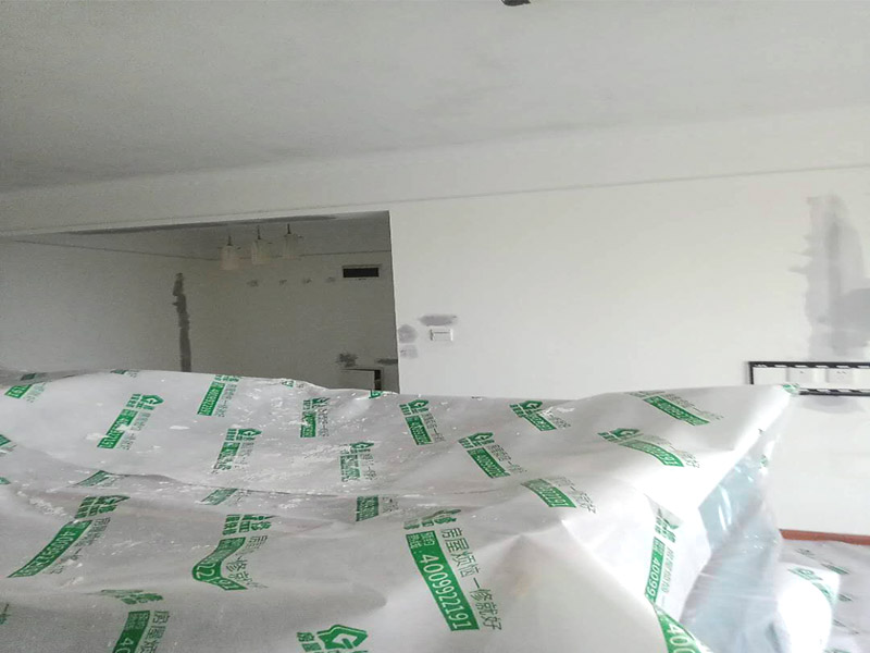 家具成品保護:各類裝修物料的進場、建筑裝修垃圾的清理都必須經過入戶門。在對物品進行搬運時，難免會與入戶門發生磕碰及摩擦。因此，在進行成品保護時，我們首先要做好入戶門的保護。 水電改造是基礎裝修，水電裝修的質量好壞，直接決定著后期的施工和使用。因此，在進行水電改造時，同樣需要做好成品保護工作。水電改造完成后，應當對各種管線進行規范的固定，以防脫落;對裸露的線頭要進行包裹，以防發生觸電的危險;做好地面裸線管的固定和保護，防止被踩壞。同時，在搬運物料時，也不要破壞地面鋪設的管線。 進行裝修施工時，磁環邊鋪邊勾縫，在崗鋪設的瓷磚、地板上堆放雜物、走動踩踏，地板沒有使用成品保護膜覆蓋等都會影響瓷磚及地板的鋪貼效果，使瓷磚出現施工質量問題。