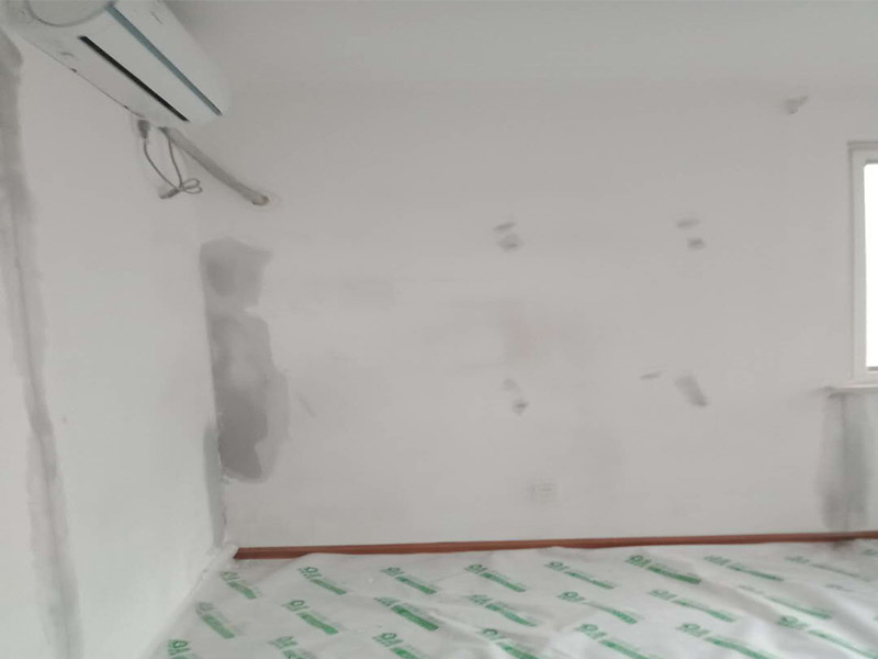 墻面修補翻新案例:舊墻的基本處理包括清理舊墻面原有的乳膠漆和膩子層的鏟除、木裝修、其他表面裝飾物（如壁紙）的拆除，如果只是裝修了一兩年的墻面，墻面的膩子可以不用鏟除，用鋼刷和砂紙打磨墻面后就可以重新涂刷乳膠漆，如果裝修時間較長的就需要將膩子層鏟除后再進行后續工序。切記舊墻面一定要進行處理，不能直接涂刷，粉化嚴重的墻面要鏟除后，抹上一層白水泥，再進行涂刷。墻面涂刷底漆的作用是抗堿防潮、封固基材、保護面漆，提高面漆的質感和遮蓋力。如果沒有刷底漆就直接上面漆的話，時間一長墻面就容易起泡、發霉，經陽光長時間照射也會發生墻面變色的情況。