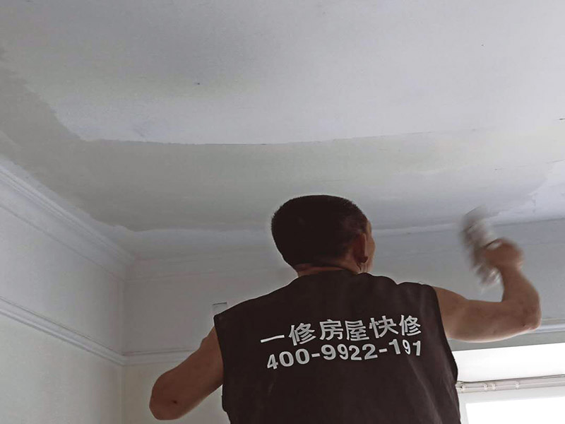 天花板刮膩?zhàn)泳S修：刮膩?zhàn)訉?duì)不同的墻體有著不同的要求，像比較常見的混凝土的墻面，會(huì)出現(xiàn)一些氣孔與鼓起的現(xiàn)象，所以就要先把墻面修平整掉，磨平凸起處，填補(bǔ)凹陷處。如果是預(yù)制混凝土的墻面，那么它的表面層就會(huì)有一些砂礫與疙瘩的現(xiàn)象，這個(gè)時(shí)候就需要專業(yè)的施工人員，使用用鋼絲刷把墻面整體的刷一遍。基層做好處理后，墻面還是會(huì)有一些凹陷的地方，這個(gè)時(shí)候就可以用石膏膩?zhàn)觼?lái)補(bǔ)平。將石膏膩?zhàn)訅簩?shí)凹陷處，橫抹豎起的地方再重新刮一遍，這樣來(lái)確保墻面的平整。刮膩?zhàn)又埃瑖娝⒁槐檎辰Y(jié)劑，就可以開始刮膩?zhàn)恿恕Ｄ佔(zhàn)庸瓮旰螅屑?xì)檢查看看墻面