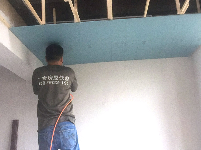 木龍骨吊頂安裝：先確認好吊頂的位置，然后對該位置進行精準的測量，最后再進行標高，最好對墻面進行彈線，吊頂的位置會更加準確，需要注意的是，為了確保吊頂的穩定性，各個孔眼之間的距離大約保持在30cm左右最佳。木龍骨在安裝之前，需要先在木龍骨上開槽，然后進行拼接，最后用膠水和釘子固定住，才能吊頂，注意一般面積要控制在10襯之內，吊頂才會更加牢固、好看。所有龍骨拼接完畢之后，需要先進行檢查，確認無誤后才可進行固定，因為整個吊頂的邊角位置，都需要進行封口處理，否則會影響吊頂的質量，所以必須仔細安裝。