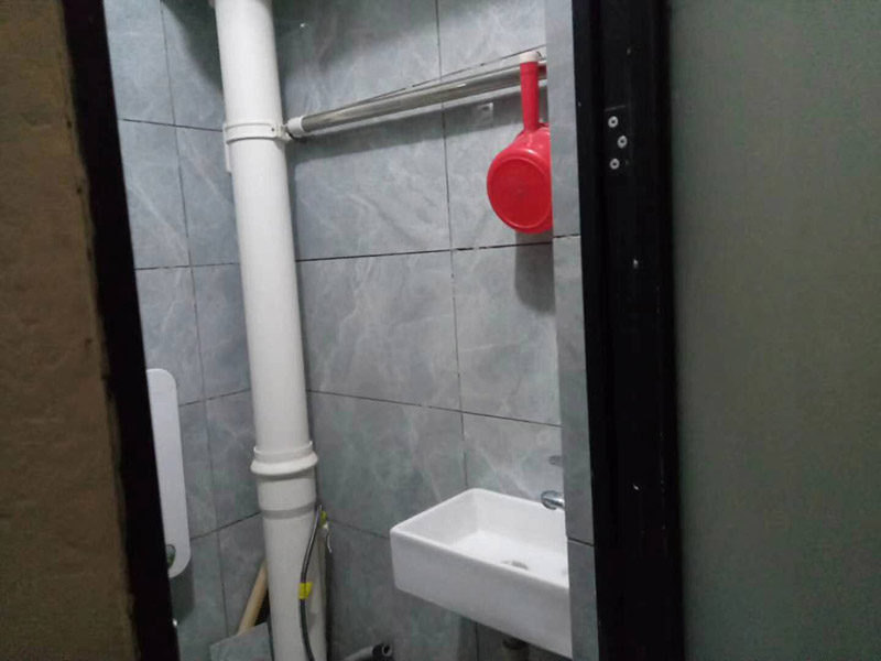 公寓局部改造:衛(wèi)生間改造中水電的改造尤為重要且需要最早開始著手，由于會涉及到浴霸采暖、燈光的線路走向、水管的入墻等問題，所以在改造之前需制定一個詳細的水電走向設(shè)計，從而提高安全質(zhì)量以及滿足裝修業(yè)主們生活的需要。其次就是需要對其做相應(yīng)的防水處理。因為在日常的家庭中，衛(wèi)生間的水是處處可見的，非常潮濕。衛(wèi)生間內(nèi)的防水涂料是由地面延伸到墻面的，涂刷過程中精良的保證厚度均勻。還需要處理好地面和墻面交界處的各類管件的涂刷。待防水處理完全確定后，等待地面干透就可以做后續(xù)的工程了。