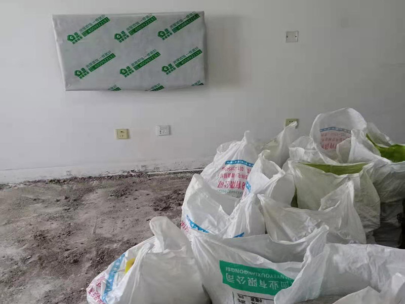 客廳家具家電保護：若是翻新墻面，在進場施工前，就需要把靠近墻面的東西搬移出一定的距離，比如床、電視柜、沙發、空調等，最好移到房子中間，方便施工的同時，可以做到集中遮蓋保護，避免家具家電在施工中磕碰。對于無法搬動的設備，比如嵌入式家具、門窗、空調掛機等，要進行遮蔽保護，避免基層處理和涂刷時被弄臟。在保護時，要根據被包裹物體的類型和大小，選擇遮蔽保護膜的類型和大小，確保物體被安全保護，四面包裹無死角，且保護膜平整。