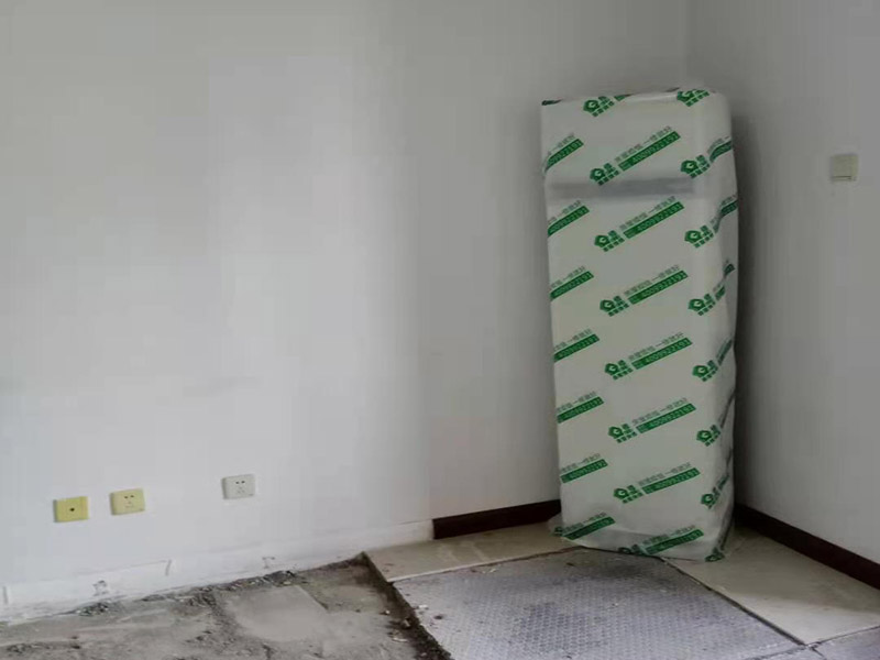 客廳家具家電保護：若是翻新墻面，在進場施工前，就需要把靠近墻面的東西搬移出一定的距離，比如床、電視柜、沙發、空調等，最好移到房子中間，方便施工的同時，可以做到集中遮蓋保護，避免家具家電在施工中磕碰。對于無法搬動的設備，比如嵌入式家具、門窗、空調掛機等，要進行遮蔽保護，避免基層處理和涂刷時被弄臟。在保護時，要根據被包裹物體的類型和大小，選擇遮蔽保護膜的類型和大小，確保物體被安全保護，四面包裹無死角，且保護膜平整。