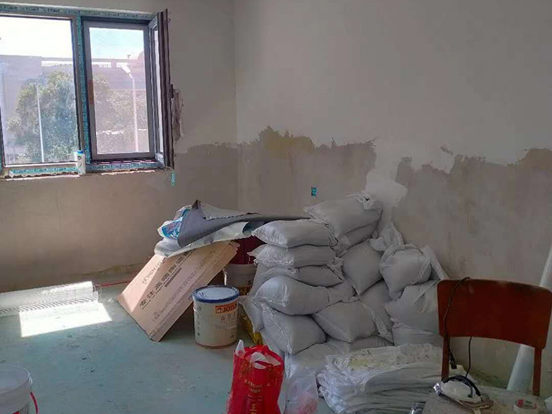 全屋整體裝修翻新：首先在做翻新的時候一定要把之前的墻面給處理干凈，粉化嚴重的一定要鏟除干凈。由于之前的墻面有刷過油漆和乳膠漆，所在做完鏟除后一定要做打磨處理，將原來墻體上的結實的表皮及浮沉全部清理掉，如果說墻體出現小部分的凹陷以及裂縫的話可以用膩子稍微填補一下。 清理干凈的墻面一定要刷一道底漆，墻面底漆的主要作用就是抗堿防潮、封固基材、保護面漆、提高面漆的質量以及遮蓋力。尤其是對老房子進行翻新的時候底漆是特別的重要，如果說是直接的上面漆的話墻面就很容易起泡發霉，時間不久后就會再一次出現脫落現象，不能重蹈覆轍。 在上面漆之前要裝油漆按照漆桶的說明配比及涂刷，要準備足夠的量，保證顏色的相同，不要因為量少缺量后來進行后補，這樣很容易發生色差的問題。刷面漆時要選擇質量好的刷漆滾筒，這樣刷出來的質地才會更加的均勻好看。刷完漆之后要注意通風問題，因為稀釋劑中的二甲苯成分會與乳膠漆中的成分發生化學反應導致墻面泛黃。