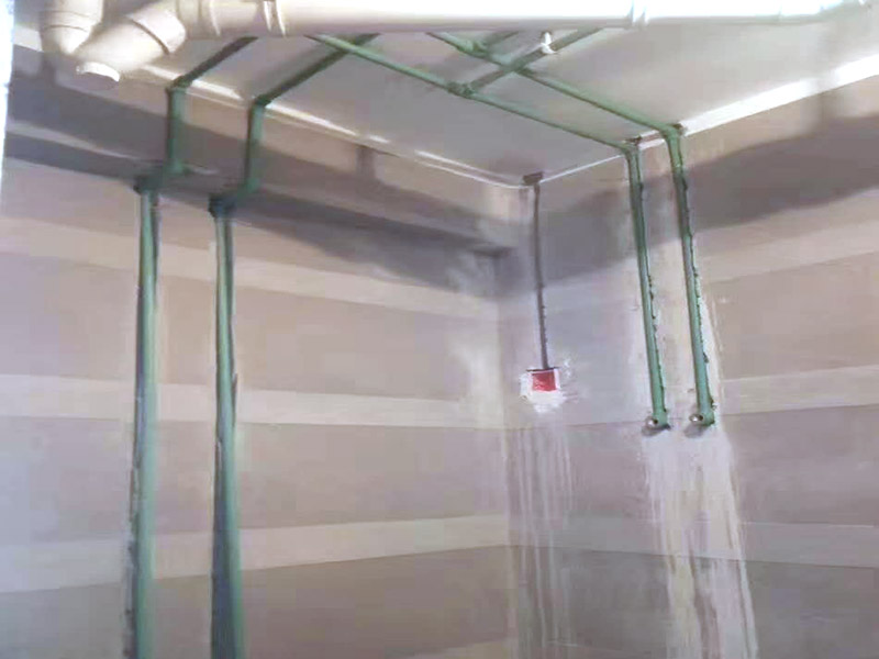 水電線路安裝方案：首先要根據裝設計圖紙對房屋進行部分的改造,如對某些墻體的砸除,對某些部位的修改。管道開槽,管道開槽包括兩部分,一是水管管道開槽,二是電信線路開槽。特別要注意的是, 要將強電與弱電,開關、空調插座與電器插座分開走線,且注意開關插座底合安裝時必須水平垂直,這樣使后面的面板安裝會更平整。