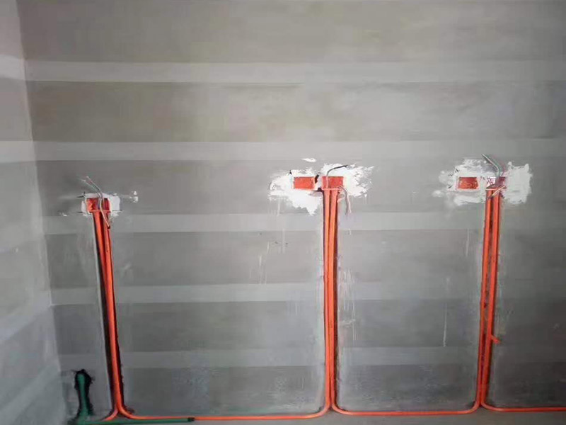 水電線路安裝方案：首先要根據裝設計圖紙對房屋進行部分的改造,如對某些墻體的砸除,對某些部位的修改。管道開槽,管道開槽包括兩部分,一是水管管道開槽,二是電信線路開槽。特別要注意的是, 要將強電與弱電,開關、空調插座與電器插座分開走線,且注意開關插座底合安裝時必須水平垂直,這樣使后面的面板安裝會更平整。