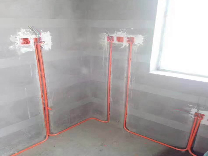 水電線路安裝方案：首先要根據裝設計圖紙對房屋進行部分的改造,如對某些墻體的砸除,對某些部位的修改。管道開槽,管道開槽包括兩部分,一是水管管道開槽,二是電信線路開槽。特別要注意的是, 要將強電與弱電,開關、空調插座與電器插座分開走線,且注意開關插座底合安裝時必須水平垂直,這樣使后面的面板安裝會更平整。