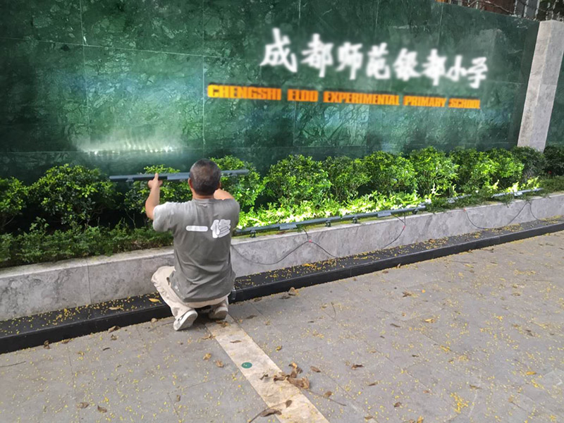 外墻修補及燈具安裝：射燈一般是安裝在踢腳線里，這樣即不占用家庭的其他位置，又能達到美觀的效果，將踢腳線的射燈打開后，就會感覺自己置身燈光的舞臺，很唯美，還能烘托氣氛。射燈屬于高聚光的燈具，一般是起到強調(diào)或者突出某樣物品的作用，可以起到烘托的作用，使人觀賞的人有眼前為之一亮的感覺。并將整個空間的亮點都能夠清晰的展現(xiàn)在住戶面前，營造出高端、大氣。