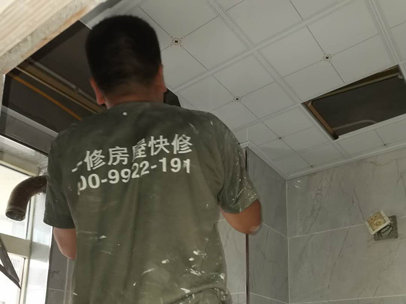 衛生間吊頂安裝：吊頂安裝的第一個步驟就是邊角線安裝了。邊角線的安裝是為了確定吊頂的安裝高度和安裝水平，也是為了接下來的龍骨安裝做鋪墊，方便后續的工作。在吊頂的安裝中，有六根螺桿將會承擔起整個吊頂的重量。在安裝螺桿時，我們要注意安裝師傅是不是在不影響電器安裝的情況下打的孔。龍骨安裝可以說是吊頂安裝中最為重要的一部分了。因為龍骨是整個吊頂扣板的承重物，也是做造型的關鍵。扣板就是我們抬頭，能看到的吊頂的部分了。扣板在龍骨安裝好、電器口預留好了之后就可以進行安裝。安裝扣板時，安裝師傅會按照扣板四邊的膜上的箭頭方向來進行安裝。一般來說，第一排的扣板會用美工刀做一些切割，這樣才會既美觀又堆成。切割口也會對著墻面，不會露出來。