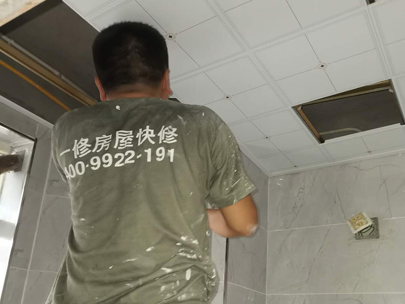 衛生間吊頂安裝：吊頂安裝的第一個步驟就是邊角線安裝了。邊角線的安裝是為了確定吊頂的安裝高度和安裝水平，也是為了接下來的龍骨安裝做鋪墊，方便后續的工作。在吊頂的安裝中，有六根螺桿將會承擔起整個吊頂的重量。在安裝螺桿時，我們要注意安裝師傅是不是在不影響電器安裝的情況下打的孔。龍骨安裝可以說是吊頂安裝中最為重要的一部分了。因為龍骨是整個吊頂扣板的承重物，也是做造型的關鍵。扣板就是我們抬頭，能看到的吊頂的部分了。扣板在龍骨安裝好、電器口預留好了之后就可以進行安裝。安裝扣板時，安裝師傅會按照扣板四邊的膜上的箭頭方向來進行安裝。一般來說，第一排的扣板會用美工刀做一些切割，這樣才會既美觀又堆成。切割口也會對著墻面，不會露出來。