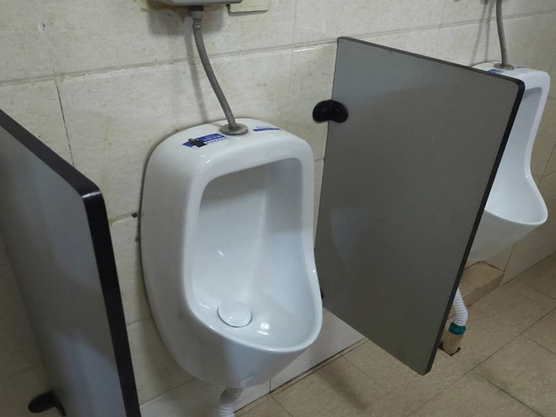 蹲便器管道更換:建議把舊的蹲便器取下來后，將周圍處理干凈，再重新做防水比較保險，并且要在離墻適當的位置預留好下水管道，更換好蹲便器后，還要在出水口邊緣涂上一層玻璃膠，最后，打開進水系統進行測試，檢查各接合處是否出現漏水情況。