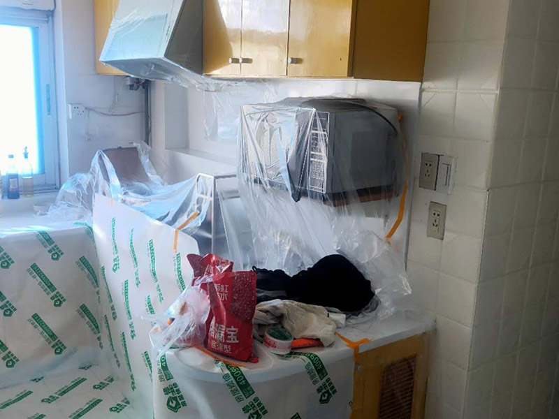 家具地板保護(hù)措施：1、在家具進(jìn)場時(shí)先在地板上鋪一層毛毯或是硬紙殼，可以有效減少家具和地板的摩擦，從而達(dá)到保護(hù)地板的目的。 2、工人在搬家具的時(shí)候，需要先在家具的棱角部分包上一層保護(hù)膜，這樣不但可以避免擦傷地板，同時(shí)也可以防止在搬弄家具的時(shí)候產(chǎn)生一些磕磕碰碰的現(xiàn)象，傷害到家具。