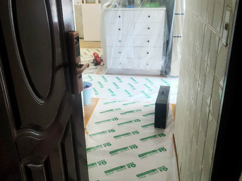 家具地板保護(hù)措施：1、在家具進(jìn)場時(shí)先在地板上鋪一層毛毯或是硬紙殼，可以有效減少家具和地板的摩擦，從而達(dá)到保護(hù)地板的目的。 2、工人在搬家具的時(shí)候，需要先在家具的棱角部分包上一層保護(hù)膜，這樣不但可以避免擦傷地板，同時(shí)也可以防止在搬弄家具的時(shí)候產(chǎn)生一些磕磕碰碰的現(xiàn)象，傷害到家具。