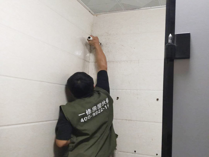 衛(wèi)生間臺(tái)盆安裝：拆掉原來損壞的下水器，并用刀對(duì)面盆下水口進(jìn)行清理，確保干凈無雜物。這樣會(huì)確保安裝以后不漏水。將下水器拆分，先安裝中間部分，將密封圈下部取下，水管對(duì)準(zhǔn)溢水口，輕輕放入并旋轉(zhuǎn)使密封圈和溢水口緊密貼合。將下部密封圈安裝在下水管和面盆接觸的位置，逆時(shí)針擰動(dòng)螺絲使下部密封圈和面盆緊密貼合，一般質(zhì)量好的密封圈手動(dòng)安裝就可以保證密封效果，如果手動(dòng)不能擰緊可借助扳手。將下水管道上口對(duì)準(zhǔn)下水器下口，接好下水管道。如果采用的防臭型，要注意下水管和地漏連接部位緊密結(jié)合。