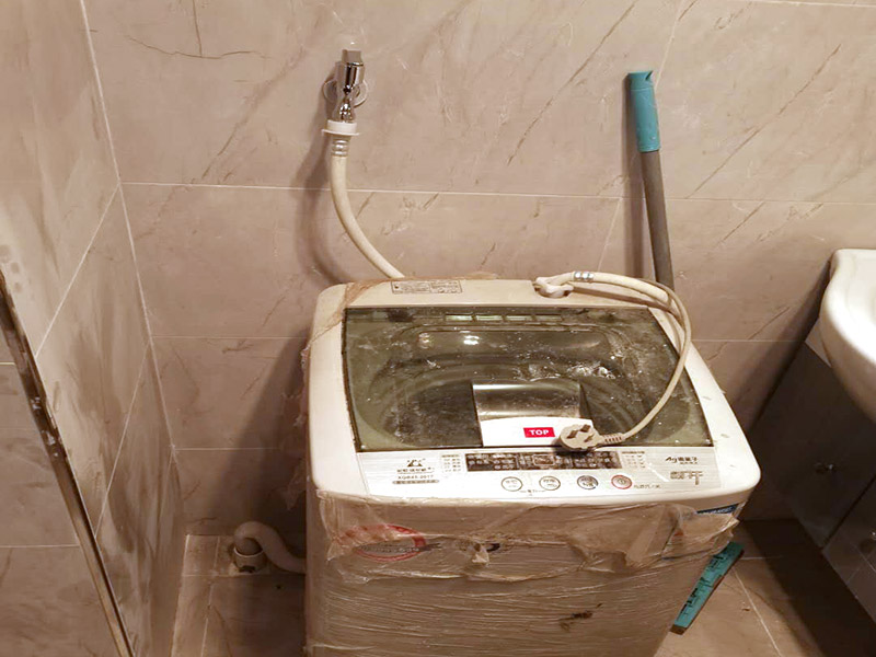衛生間水管角閥安裝:首先將水總閥門關閉。將du要安裝角閥的接口清理干凈，將原角閥換掉之后，要細心清理水銹，并清空管內殘余的水。選擇合適的角閥。將角閥上的閥門關閉，認清角閥的兩個接口要接在什么地方。用生膠帶將角閥的絲口纏緊，一層一層，從內向外的纏。注意，通常要纏5層以上，不怕厚。將角閥順著絲口的連接方向，旋轉擰緊墻體的絲口中。注意往里擰的時候不要用蠻勁兒，可以先用手的力量擰緊，擰緊后，可借助扳手等工具，將角閥多擰半圈，盡量將出水口位置調整為方便連接水管的位置。將上水管接到角閥的另一個接口上。接好后開總閥供水實驗是否漏水。