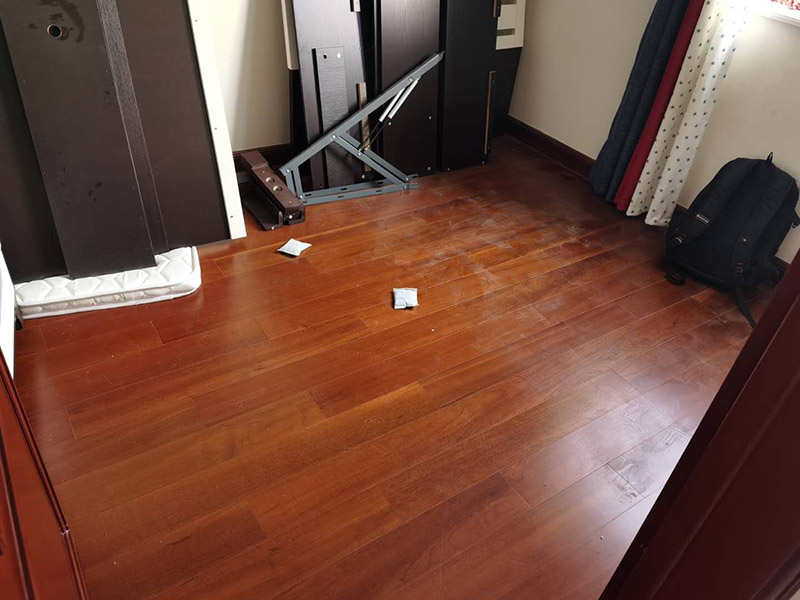 木地板鋪貼案例：首先清理地面。地面已經(jīng)清理干凈、平整之后，先要鋪設(shè)一層防潮地墊。這一層至少要20-30厘米(大約8英寸)在離墻大約預留1-3英寸的空隙。現(xiàn)在可以安裝已經(jīng)選好花色的地板了。需要注意的是所鋪設(shè)的防潮地墊只需要鋪設(shè)大致5—10排的地板。然后為了防止地板的第一行的地板滑動，必須用間隔的裝置或者楔子固定。第一行余下的板通常用在第二行的開頭。要確保第二行板的接口與第一行板的接口錯開的長度至少30厘米。