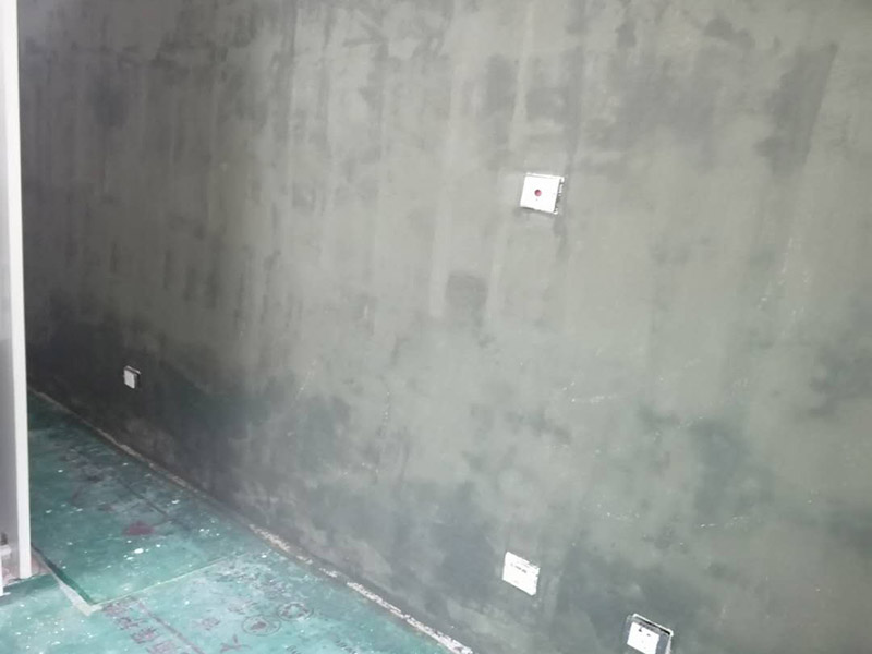 墻面膩子鏟除翻新:在墻面翻新之前，一定要注意，必須把原來的膩子全部鏟掉，露出最里面的水泥層，不過如果墻面出現(xiàn)大面積的空鼓、粉化現(xiàn)象，建議鏟除到磚層，這樣做雖然耗時耗力，但是能確保翻新之后的墻面耐用美觀。鏟過墻皮后需要批刮膩子，當然，選擇顆粒細度較高和質地較硬的膩子最好不過，而且在膩子中加入白乳膠還可以提高其硬度，然后我們檢查一下裂縫，出現(xiàn)裂縫可以用牛皮紙袋和白乳膠貼在裂縫上，在墻面找平時，一般用石膏對表面進行修補并用砂紙打磨。一般老房子容易出現(xiàn)墻面發(fā)霉的狀況，尤其是潮濕氣候的地方更為嚴重，這時候在翻新時，做好防潮處理就顯得很重要了，在做衛(wèi)生間和廚房的墻面防潮處理的時候，一定要注意與防水區(qū)分開來，而且防潮應該在墻面的水泥基面上做，不然是沒有效果的。