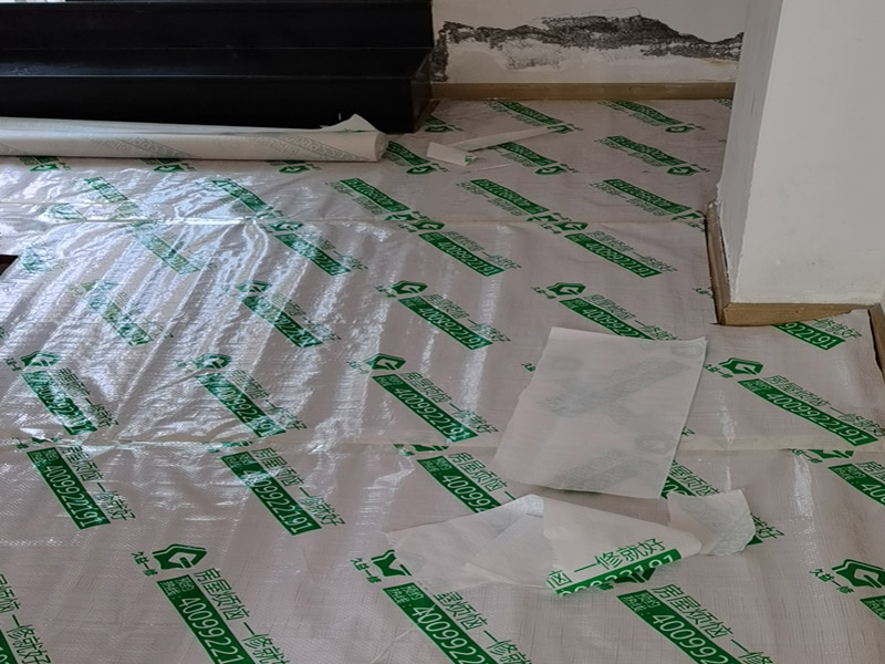 墻面翻新成品保護：家具搬放到房屋中央，對集中放置的家具進行整體保護，防止因墻面翻新而造成不必要的損壞；地板需要用專業的保護膜進行保護；對于不能移動的家具和家電，如空調等進行成品保護；尤其需要注意有插座、開關面板的位置，防止灰塵進入。 處理墻面出現的開裂、起翹等問題，若不做任何處理直接開始涂刷，使用專業的打磨機對墻面進行打磨處理，與一般打磨機不同的是，墻面打磨是無塵打磨，在打磨的過程中不會出現灰塵漫天的情況。