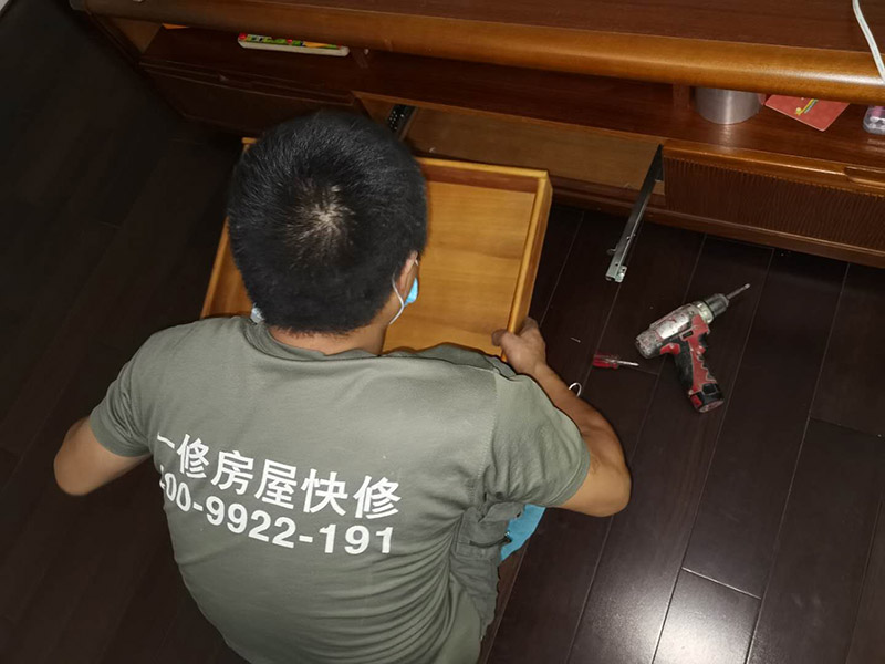 家具維修施工：將502膠水倒與家具損壞的位置，趕快用砂紙快速打磨，以防膠水風干，在家具表面形成疙瘩。首先確定損壞的家具是什么顏色，然后選擇相近的顏色，配合稀釋劑在舊報紙上研磨均勻，然后在損壞家具的表面進行上色，需要一層層覆蓋，切記把已經上好的顏色再次的蹭掉。然后拋光是為了增加亮度保護漆面，用綠色三谷公司調配的稀釋劑是越擦越亮的