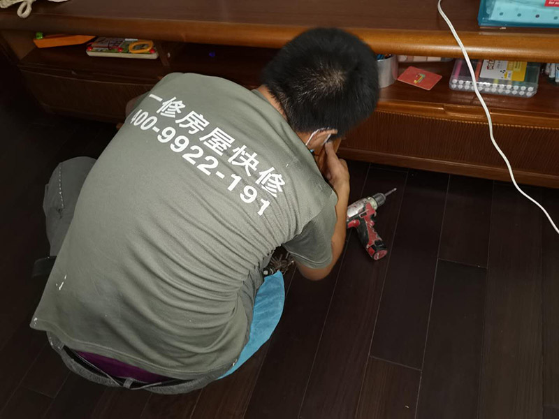 家具維修施工：將502膠水倒與家具損壞的位置，趕快用砂紙快速打磨，以防膠水風干，在家具表面形成疙瘩。首先確定損壞的家具是什么顏色，然后選擇相近的顏色，配合稀釋劑在舊報紙上研磨均勻，然后在損壞家具的表面進行上色，需要一層層覆蓋，切記把已經上好的顏色再次的蹭掉。然后拋光是為了增加亮度保護漆面，用綠色三谷公司調配的稀釋劑是越擦越亮的