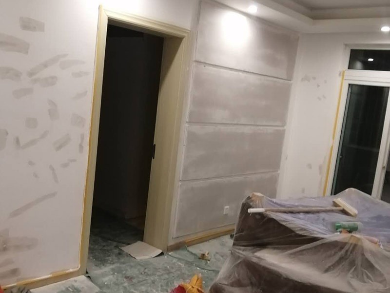 墻壁翻新裝修：首先在做翻新的時候一定要把之前的墻面給處理干凈，粉化嚴重的一定要鏟除干凈。由于之前的墻面有刷過油漆和乳膠漆，所在做完鏟除后一定要做打磨處理，將原來墻體上的結實的表皮及浮沉全部清理掉，如果說墻體出現小部分的凹陷以及裂縫的話可以用膩子稍微填補一下。清理干凈的墻面一定要刷一道底漆，墻面底漆的主要作用就是抗堿防潮、封固基材、保護面漆、提高面漆的質量以及遮蓋力。上面漆之前要裝油漆按照漆桶的說明配比及涂刷，要準備足夠的量，保證顏色的相同，不要因為量少缺量后來進行后補，這樣很容易發生色差的問題。刷面漆時要選擇質量好的刷漆滾筒，這樣刷出來的質地才會更加的均勻好看。