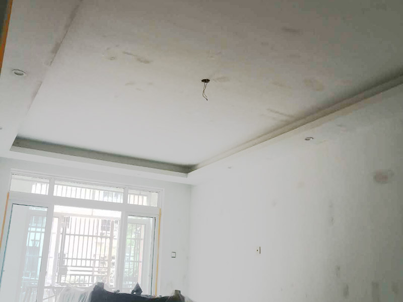 墻壁翻新裝修：首先在做翻新的時候一定要把之前的墻面給處理干凈，粉化嚴重的一定要鏟除干凈。由于之前的墻面有刷過油漆和乳膠漆，所在做完鏟除后一定要做打磨處理，將原來墻體上的結實的表皮及浮沉全部清理掉，如果說墻體出現小部分的凹陷以及裂縫的話可以用膩子稍微填補一下。清理干凈的墻面一定要刷一道底漆，墻面底漆的主要作用就是抗堿防潮、封固基材、保護面漆、提高面漆的質量以及遮蓋力。上面漆之前要裝油漆按照漆桶的說明配比及涂刷，要準備足夠的量，保證顏色的相同，不要因為量少缺量后來進行后補，這樣很容易發生色差的問題。刷面漆時要選擇質量好的刷漆滾筒，這樣刷出來的質地才會更加的均勻好看。