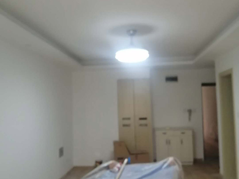 墻面維修翻新:首先在做翻新的時候一定要把之前的墻面給處理干凈，粉化嚴重的一定要鏟除干凈。由于之前的墻面有刷過油漆和乳膠漆，所在做完鏟除后一定要做打磨處理，將原來墻體上的結實的表皮及浮沉全部清理掉，如果說墻體出現小部分的凹陷以及裂縫的話可以用膩子稍微填補一下。清理干凈的墻面一定要刷一道底漆，墻面底漆的主要作用就是抗堿防潮、封固基材、保護面漆、提高面漆的質量以及遮蓋力。尤其是對老房子進行翻新的時候底漆是特別的重要，如果說是直接的上面漆的話墻面就很容易起泡發霉，時間不久后就會再一次出現脫落現象，不能重蹈覆轍。 在修補的過程中要是沒有做到全面，并且上漆過程已經做了的話那就會顯得相當的麻煩，上漆工程完成后的話再對沒有修補到的地方進行修補的話就會很難達到預想效果，最大的問題就是會導致色差的問題，所以在修補的時候一定要做到仔細、全面，不要為后面的工程造成負擔。