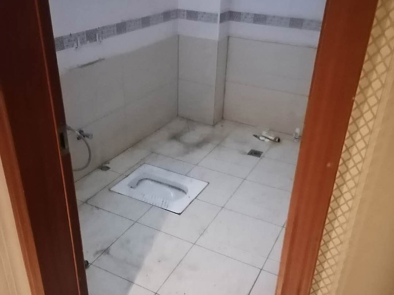 衛生間裝修:首先要做得就是衛生間的水電改造，在設計的時候，建議結合水路、電路的安全考慮，而且在設計的時候主要與實用性為主，把防水和電路做好，不然后期出現問題就比較麻煩了，防止安全隱患的發生。基礎工程完了以后，就開始做表面主體工程的裝修了，主要包括墻面、地面和頂面的裝修，就是鋪墻磚、貼地磚和做吊頂這些的施工。在施工的時候按照嚴格的標準來做，才達得到預期的效果。硬裝部分施工完成之后，就可以完善配套的設施了，這個步驟也是關乎到一個衛生間的品質問題。其配套設備包括了潔具衛浴用品，有馬桶、淋浴五金、浴霸、浴室柜等等設備，都需要全面配套到位才好。