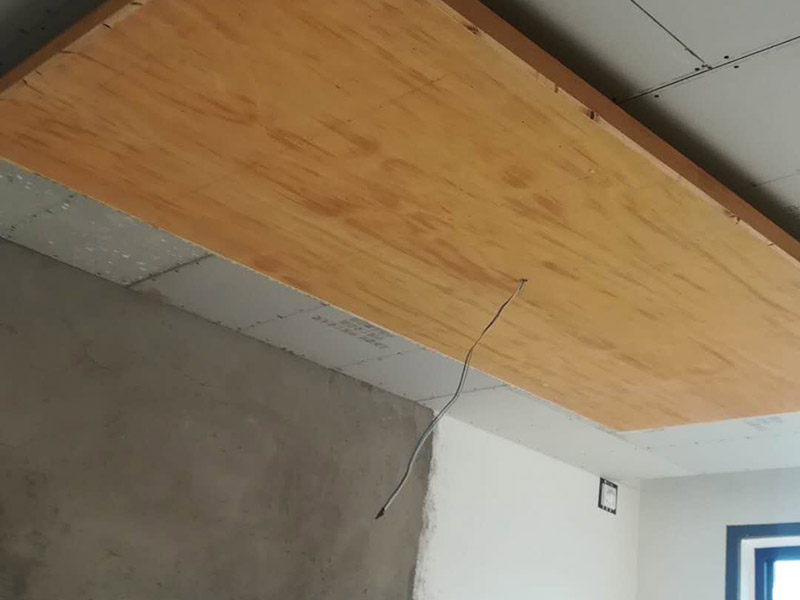 餐廳造型設計：餐廳口造型裝飾，應注意與廚房內的設施相協調;設置在客廳中的餐廳裝飾，應注意與客廳的功能和格調相統一。餐廳的色彩應以明  快為主，明快的顏色能讓人感覺到和煦的溫暖，同時還能增加食欲，所以在餐廳裝修時，我們不妨多運用一些橙色系，黃色系的色快，容易讓人有眼前一亮的感覺。  不過裝修過的人都知道，如果所有采用亮色，無疑會讓空間顯得狹小而逼仄，所以在使用亮色時，也要適當的用一些冷色調來加以補充。