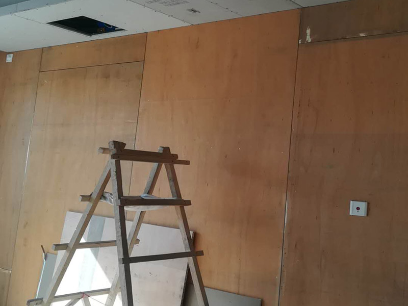 電視背景墻隔斷安裝:隔斷是劃分空間的貼心能手，而電視墻又是家中必備，電視墻與隔斷，它們并不是不相往來的獨立者，大可以合二為一，而這樣一個精心策劃的結合，帶來的是意想不到的滿意結果，電視墻隔斷設計解決了各種各樣的空間難題。將電視墻隔斷設計作為家中一個空間劃分的助手是近幾年的一個熱潮，電視墻隔斷既不會造成空間的堵塞也起到了一個過渡的作用，既美觀也達到了目的。