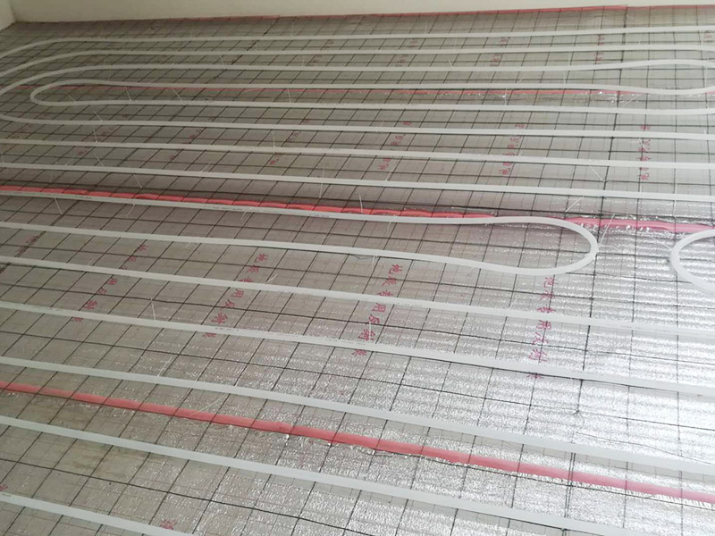 地暖安裝布線：在墻上劃線確定分集水器安裝位置及標高，將分集水器以水平方向按圖紙尺寸要求固定于墻壁上，用膨脹螺栓固定好，安裝要牢固，安裝完后與供回水主干管對接。保溫板鋪設要平整，切割整齊，相互聯接縫要緊密，整板放在四周，切割板放在中間，鋪設時要注意的保溫板平整度，高差不允許超過正負5MM，縫隙不大于5MM。 地暖管應按設計圖紙標定的管間距和走向敷設，應保持平直，并用塑料卡釘按照圖紙將管材固定于擠塑板上或用綁帶固定在鋼絲網上。安裝間斷或完畢時，敞口處應隨時封堵。地暖管切割，應采用專用工具；切口應平整，斷口面應垂直管軸線。