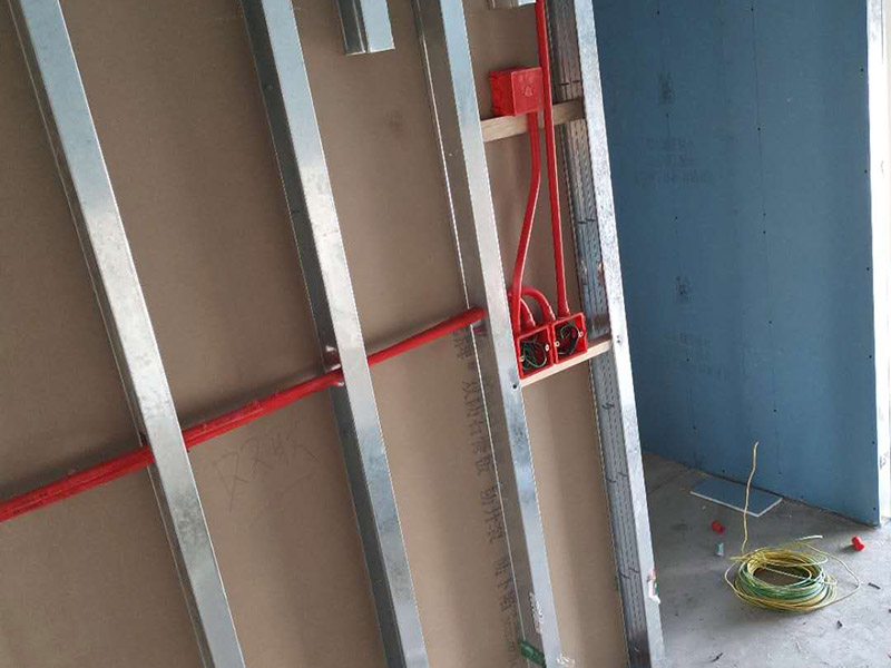 隔斷電路布線安裝:首先要根據 你對電的用途進行電路定位，比如，哪里要開關、哪里要插座、哪里要燈等電工會根據你的要求進行定位。定位完成后，電工根據定位和電路走向，開布線槽，線路槽很有講究，要橫平豎直，不過，規范的做法，不允許開橫槽，因為會影響墻的承受力。強弱電的間距要在30-50公分，因為強電會干擾你的電視和電話；強弱電更不能同穿一根管內；線管如果需要連接，要用接頭，接頭和管要用膠粘好；等等。