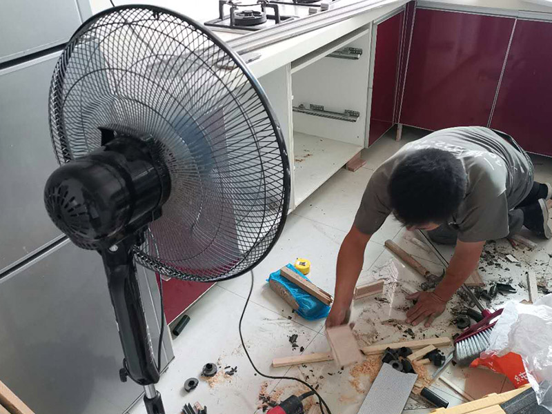 廚房櫥柜門安裝維修：先要固定好頂軌，軌道前飾面與柜櫥表面在同一平面，上下軌平放在預留位置;然后把兩扇門裝入軌道內，使用水平尺或直尺測量門體垂直度，調整上下軌位置并固定好;再次檢查門體是不是與兩側平行，我們可以通過調節底輪來調節門體，達到邊框與兩側水平;最后將防跳裝置固定好。