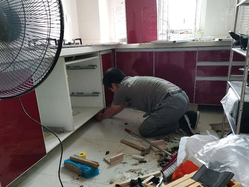 廚房櫥柜門安裝維修：先要固定好頂軌，軌道前飾面與柜櫥表面在同一平面，上下軌平放在預留位置;然后把兩扇門裝入軌道內，使用水平尺或直尺測量門體垂直度，調整上下軌位置并固定好;再次檢查門體是不是與兩側平行，我們可以通過調節底輪來調節門體，達到邊框與兩側水平;最后將防跳裝置固定好。