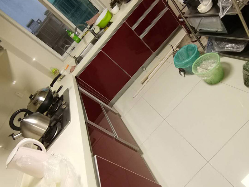 廚房櫥柜門安裝維修：先要固定好頂軌，軌道前飾面與柜櫥表面在同一平面，上下軌平放在預留位置;然后把兩扇門裝入軌道內，使用水平尺或直尺測量門體垂直度，調整上下軌位置并固定好;再次檢查門體是不是與兩側平行，我們可以通過調節底輪來調節門體，達到邊框與兩側水平;最后將防跳裝置固定好。