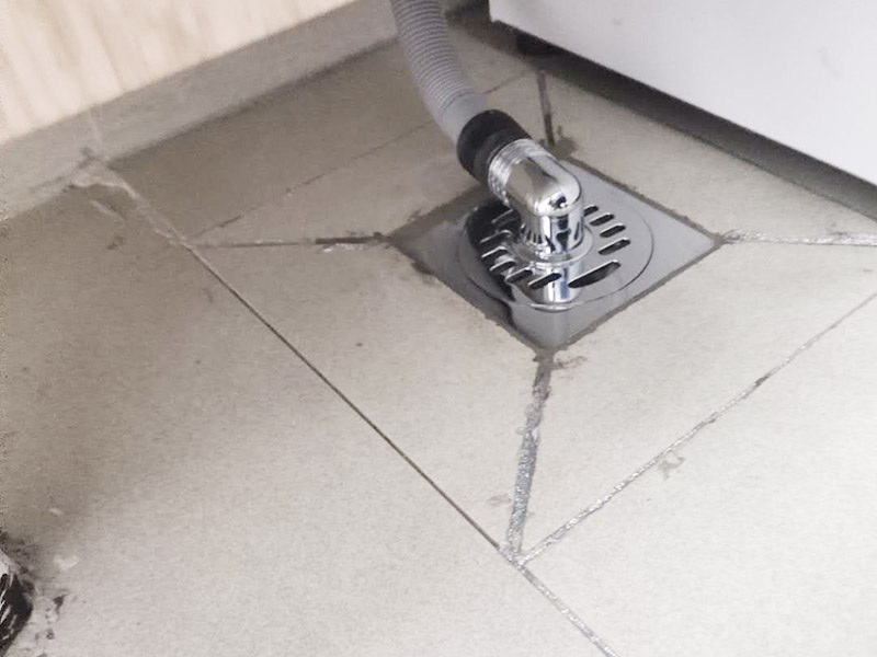 地漏更換安裝：拿起子和鉗子，把原來的地漏完全取出來，并清除周邊的水泥，清理沙粒、水泥等雜物。清除干凈后，用紙巾把水吸干凈，用抹布清理管道口，清理完成后取出抹布，放入地漏檢查地漏高低是否合適。清理干凈后，取適量的防滲水材料并和拌均勻，這里最好用防漏水的水泥，否則水有可能會(huì)滲入下一層。然后把和拌均勻的防漏水的水泥涂抹到凹槽及新地漏的周邊，等2分鐘，把地漏放入凹槽，注意平整，最后第1-2毫米。把蘸過水的過濾軸放入地漏底座，并適當(dāng)?shù)男D(zhuǎn)使過濾軸周邊的硅膠與底座充分結(jié)合，并放上過濾網(wǎng)，并打掃地漏周邊。更換完成。