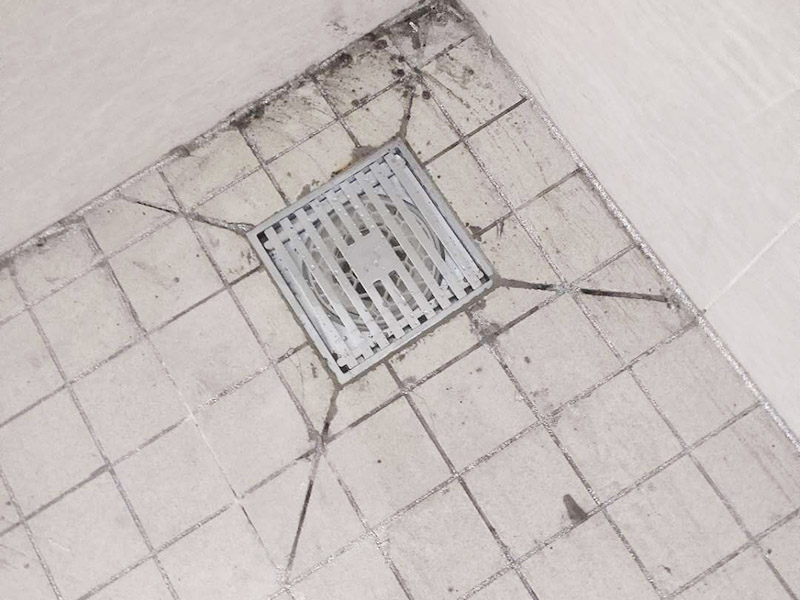 地漏更換安裝：拿起子和鉗子，把原來的地漏完全取出來，并清除周邊的水泥，清理沙粒、水泥等雜物。清除干凈后，用紙巾把水吸干凈，用抹布清理管道口，清理完成后取出抹布，放入地漏檢查地漏高低是否合適。清理干凈后，取適量的防滲水材料并和拌均勻，這里最好用防漏水的水泥，否則水有可能會(huì)滲入下一層。然后把和拌均勻的防漏水的水泥涂抹到凹槽及新地漏的周邊，等2分鐘，把地漏放入凹槽，注意平整，最后第1-2毫米。把蘸過水的過濾軸放入地漏底座，并適當(dāng)?shù)男D(zhuǎn)使過濾軸周邊的硅膠與底座充分結(jié)合，并放上過濾網(wǎng)，并打掃地漏周邊。更換完成。