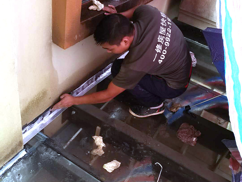 墻角局部防水施工：基面處理是基礎(chǔ)，基面處理是防水施工的關(guān)鍵，施工前須清理基面，以確保其堅(jiān)固、平整、干凈，無灰塵、油膩、蠟、脫模劑等以及其它碎屑物質(zhì)，如有孔隙、裂縫等缺陷的，須預(yù)先用水泥砂漿修補(bǔ)抹平，陰陽角處應(yīng)抹成圓弧形。涂刷方法要注意，涂刷時(shí)力度均勻，注意不要漏刷;前后兩遍涂刷時(shí)保持垂直相交的角度，以充分覆蓋到位;單次涂刷不宜過厚，特別是管口和轉(zhuǎn)角處，不能超過1mm，防止干固后產(chǎn)生裂縫。