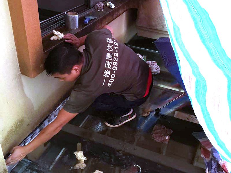墻角局部防水施工：基面處理是基礎(chǔ)，基面處理是防水施工的關(guān)鍵，施工前須清理基面，以確保其堅(jiān)固、平整、干凈，無灰塵、油膩、蠟、脫模劑等以及其它碎屑物質(zhì)，如有孔隙、裂縫等缺陷的，須預(yù)先用水泥砂漿修補(bǔ)抹平，陰陽角處應(yīng)抹成圓弧形。涂刷方法要注意，涂刷時(shí)力度均勻，注意不要漏刷;前后兩遍涂刷時(shí)保持垂直相交的角度，以充分覆蓋到位;單次涂刷不宜過厚，特別是管口和轉(zhuǎn)角處，不能超過1mm，防止干固后產(chǎn)生裂縫。