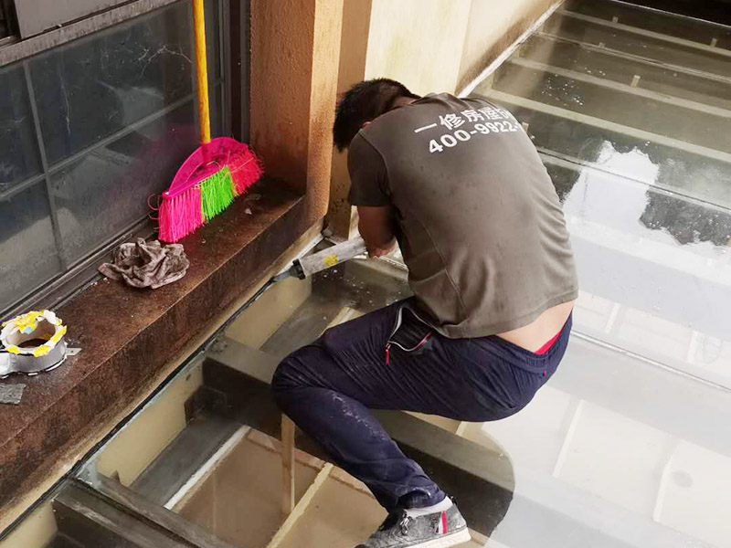 屋頂防水打膠案例：不少建筑新建成就滲漏，老建筑的滲漏現(xiàn)象更嚴(yán)重。第一步：把玻璃的邊清理干凈。把玻璃固定到位。在玻璃邊緣3mm處貼美文紙。第二步：用結(jié)構(gòu)膠往縫里填到60％。第三步：用和縫大小的泡抹棒往里壓填充，把膠往玻璃與型材的縫里擠。第四步：填充耐候密封膠，用刮刀來(lái)回30度角度刮2遍。缺膠的補(bǔ)上。30分內(nèi)把紙揭掉。