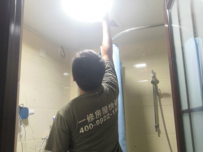 衛(wèi)生間局部改造:衛(wèi)生間的排水管道盡量不要做大的改動(dòng)，換掉出現(xiàn)問(wèn)題的管道，水壓不夠的老房子，可以加增壓泵，泵的大小根據(jù)水壓的大小而定。電路的改造一般是衛(wèi)生間翻新的重頭戲，多年以前的線路最好全部換新，需要的更多插座位置要做好預(yù)留，比如智能馬桶。線路盡可能的掩藏，不能掩藏的用防水性好的絕緣管道包起來(lái)。 新電器的安裝也要選擇防水性較好的產(chǎn)品，如衛(wèi)生間的電源開(kāi)關(guān)、插座等。衛(wèi)生間的吊頂幾乎需要全部重新做安排。最好采用鋁扣板的吊頂，不要選擇PVC的吊頂材料，容易使水蒸氣凝結(jié)下滴。坐便器最好不要改動(dòng)位置，整棟樓的坐便器都在同一個(gè)下水道。改動(dòng)不當(dāng)，即便抬高坐便器的位置，仍有可能導(dǎo)致通水不暢。小移位用移位器。