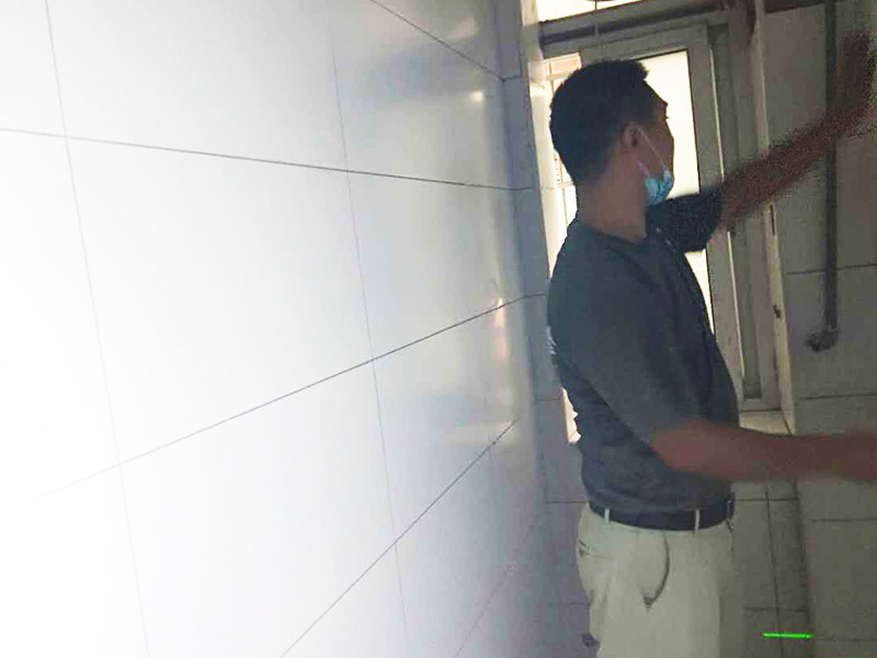 衛(wèi)生間局部改造:衛(wèi)生間的排水管道盡量不要做大的改動(dòng)，換掉出現(xiàn)問(wèn)題的管道，水壓不夠的老房子，可以加增壓泵，泵的大小根據(jù)水壓的大小而定。電路的改造一般是衛(wèi)生間翻新的重頭戲，多年以前的線路最好全部換新，需要的更多插座位置要做好預(yù)留，比如智能馬桶。線路盡可能的掩藏，不能掩藏的用防水性好的絕緣管道包起來(lái)。 新電器的安裝也要選擇防水性較好的產(chǎn)品，如衛(wèi)生間的電源開(kāi)關(guān)、插座等。衛(wèi)生間的吊頂幾乎需要全部重新做安排。最好采用鋁扣板的吊頂，不要選擇PVC的吊頂材料，容易使水蒸氣凝結(jié)下滴。坐便器最好不要改動(dòng)位置，整棟樓的坐便器都在同一個(gè)下水道。改動(dòng)不當(dāng)，即便抬高坐便器的位置，仍有可能導(dǎo)致通水不暢。小移位用移位器。