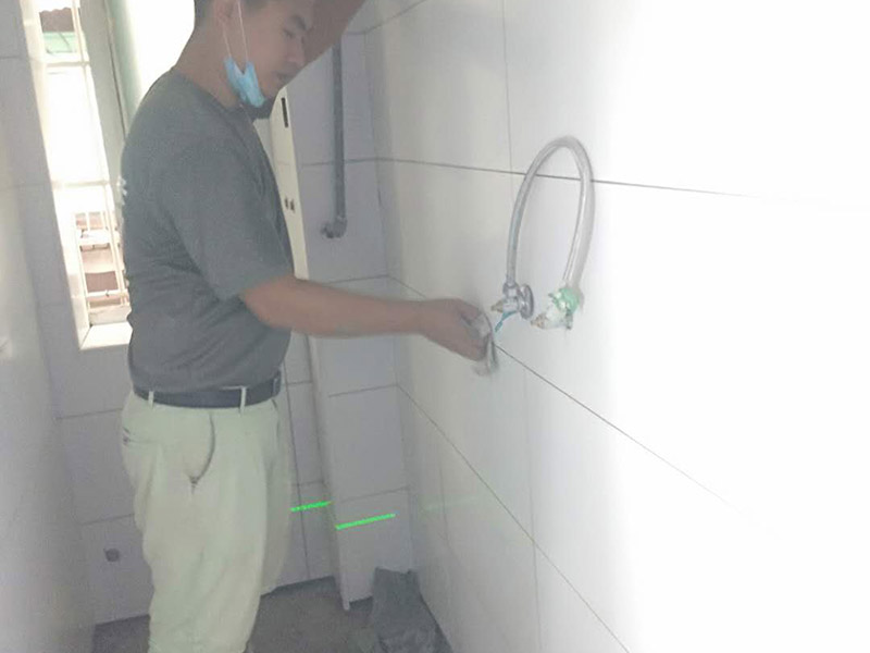 衛(wèi)生間局部改造:衛(wèi)生間的排水管道盡量不要做大的改動(dòng)，換掉出現(xiàn)問(wèn)題的管道，水壓不夠的老房子，可以加增壓泵，泵的大小根據(jù)水壓的大小而定。電路的改造一般是衛(wèi)生間翻新的重頭戲，多年以前的線路最好全部換新，需要的更多插座位置要做好預(yù)留，比如智能馬桶。線路盡可能的掩藏，不能掩藏的用防水性好的絕緣管道包起來(lái)。 新電器的安裝也要選擇防水性較好的產(chǎn)品，如衛(wèi)生間的電源開(kāi)關(guān)、插座等。衛(wèi)生間的吊頂幾乎需要全部重新做安排。最好采用鋁扣板的吊頂，不要選擇PVC的吊頂材料，容易使水蒸氣凝結(jié)下滴。坐便器最好不要改動(dòng)位置，整棟樓的坐便器都在同一個(gè)下水道。改動(dòng)不當(dāng)，即便抬高坐便器的位置，仍有可能導(dǎo)致通水不暢。小移位用移位器。