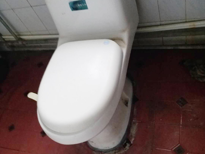 馬桶角閥重新安裝：在安裝馬桶前應先對排污管道進行全面檢查，看管道內是否有泥砂、廢紙等雜物堵塞，同時檢查馬桶安裝位的地面前后左右是否水平，如發現地面不平，在安裝時應將地面找平。翻轉馬桶，在馬桶排污口上確定中心，并劃出十字中心線，中心線應延伸到馬桶底部四周腳邊。將馬桶上的與地面排污口的十字線對準，保持水平安裝馬桶，并用力壓緊密封圈，安裝上地腳螺絲及裝飾帽。在馬桶排污口上安裝好專用密封圈，或在四周打上一圈玻璃膠（油灰）或水泥砂漿，放水3-5分鐘沖洗管道，以保證自來水管的清潔；再安裝角閥和連接軟管，然后將軟管與安裝的水箱配件進水閥連接并按通水源。