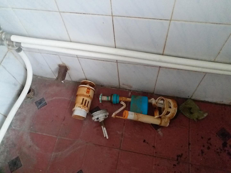 馬桶角閥重新安裝：在安裝馬桶前應先對排污管道進行全面檢查，看管道內是否有泥砂、廢紙等雜物堵塞，同時檢查馬桶安裝位的地面前后左右是否水平，如發現地面不平，在安裝時應將地面找平。翻轉馬桶，在馬桶排污口上確定中心，并劃出十字中心線，中心線應延伸到馬桶底部四周腳邊。將馬桶上的與地面排污口的十字線對準，保持水平安裝馬桶，并用力壓緊密封圈，安裝上地腳螺絲及裝飾帽。在馬桶排污口上安裝好專用密封圈，或在四周打上一圈玻璃膠（油灰）或水泥砂漿，放水3-5分鐘沖洗管道，以保證自來水管的清潔；再安裝角閥和連接軟管，然后將軟管與安裝的水箱配件進水閥連接并按通水源。