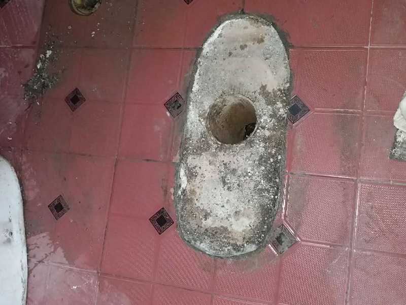 馬桶角閥重新安裝：在安裝馬桶前應先對排污管道進行全面檢查，看管道內是否有泥砂、廢紙等雜物堵塞，同時檢查馬桶安裝位的地面前后左右是否水平，如發現地面不平，在安裝時應將地面找平。翻轉馬桶，在馬桶排污口上確定中心，并劃出十字中心線，中心線應延伸到馬桶底部四周腳邊。將馬桶上的與地面排污口的十字線對準，保持水平安裝馬桶，并用力壓緊密封圈，安裝上地腳螺絲及裝飾帽。在馬桶排污口上安裝好專用密封圈，或在四周打上一圈玻璃膠（油灰）或水泥砂漿，放水3-5分鐘沖洗管道，以保證自來水管的清潔；再安裝角閥和連接軟管，然后將軟管與安裝的水箱配件進水閥連接并按通水源。
