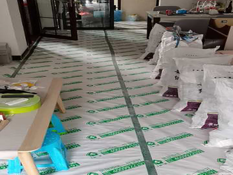 地面成品保護：滿鋪成品瓦楞紙板，再用干凈彩條布滿鋪在普通石膏板上，在彩條布交接處及轉角處用膠帶固定，也可選用木芯板或三夾板。材料選用視上人、車情況而定。 所有成品飾面板在安裝好后必須用PE保護膜覆蓋包起來，所有成品飾面板的陽角位必須用硬質紙護角或泡沫棉進行保護性包裝，防止交被其他施工人員碰撞。 1、入戶門扇用公司統一的門貼進行全面包裹保護，用透明膠帶將保護膜粘貼牢固平整。 2、用標準保護膜將門框三面保護完整并固定牢固。 3、工程完工后拆除保護膜時如果有粘貼時的膠痕，應用酒精或專用的清污劑清除膠。